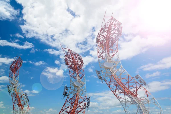 Curva de teléfono móvil torre de la antena de comunicación con el cielo azul — Foto de Stock