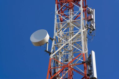 Cep telefonu iletişim anten Kulesi üzerinde uydu çanağı ile 