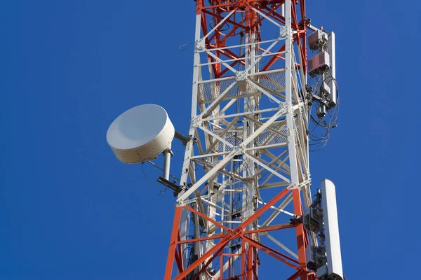 Tour d'antenne de communication de téléphone portable avec antenne parabolique sur — Photo