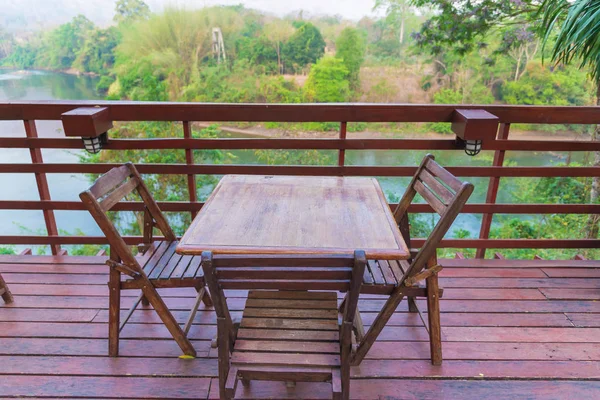 Деревянный стол и стул в курорте и саду, столовая в лесу — стоковое фото