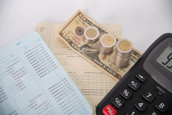 Куча монет Доллар валюта и книга счетов с калькулятором — стоковое фото