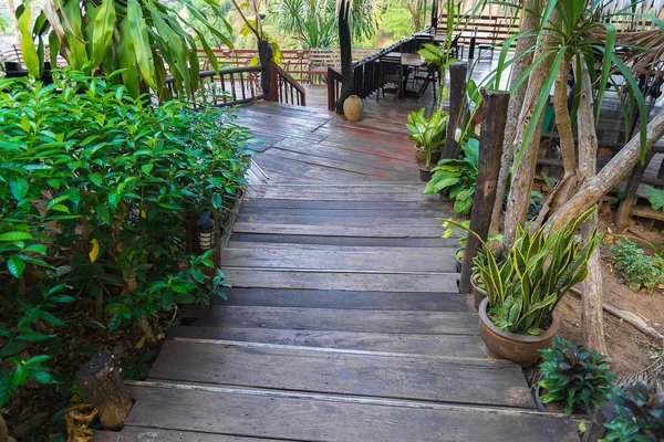 Старая деревянная лестница в саду, выборочное внимание к ступенькам . — стоковое фото