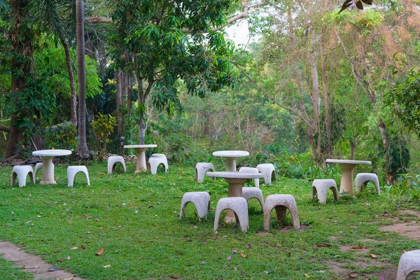 Κήπος κάθισμα από πέτρα ή πέτρινο τραπέζι και παγκάκια στον κήπο. — Φωτογραφία Αρχείου