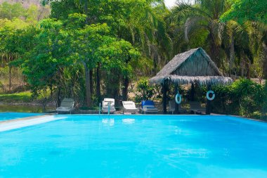 Mavi Yüzme Havuzu Gölü mountain yakınındaki ahşap zemin ile bir