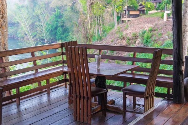 Деревянный стол и стул в курорте и саду, столовая в лесу — стоковое фото