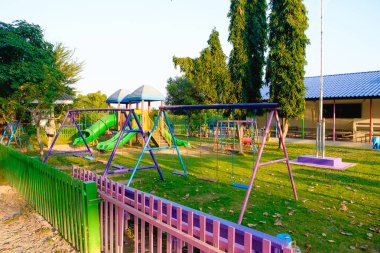 Boş zinciri ve metal oyun alanı ve çayır çimen fiel swings