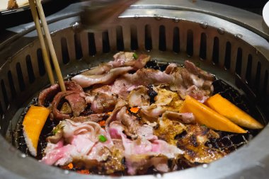 Barbekü Japon tarzı yakiniku için çiğ domuz eti dilim. sığ foc