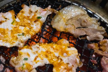 Barbekü Japon tarzı yakiniku için çiğ domuz eti dilim. sığ foc