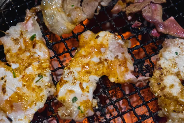 Rebanada de cerdo crudo para barbacoa yakiniku estilo japonés. foc poco profundo — Foto de Stock