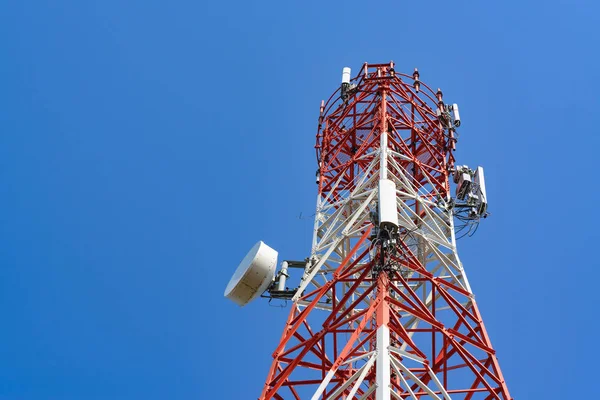 携帯電話通信アンテナ タワーの衛星放送受信アンテナ — ストック写真