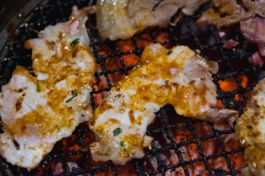 Barbekü Japon tarzı yakiniku için çiğ domuz eti dilim. sığ foc