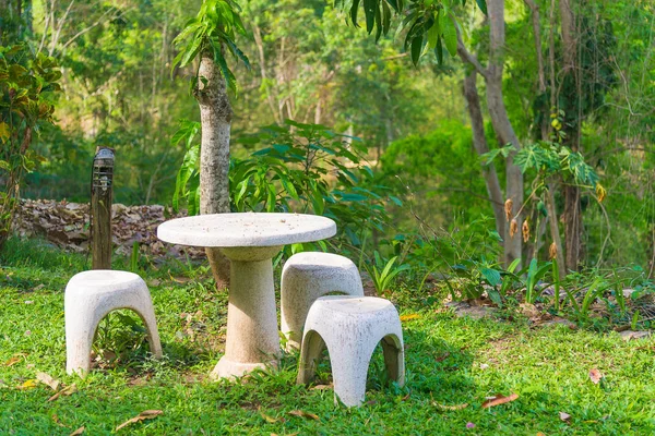 Κήπος κάθισμα από πέτρα ή πέτρινο τραπέζι και παγκάκια στον κήπο. — Φωτογραφία Αρχείου