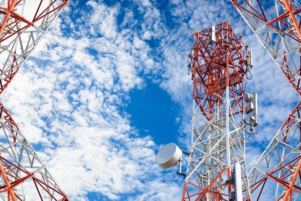 Torre de la antena de la comunicación del teléfono móvil con el cielo azul y c — Foto de Stock