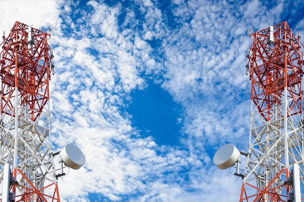 Torre dell'antenna di comunicazione del telefono cellulare con il cielo blu e c — Foto Stock