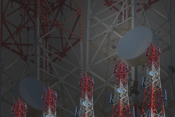 Dvojitá expozice telekomunikační věže uspořádány jako pruh ch — Stock fotografie