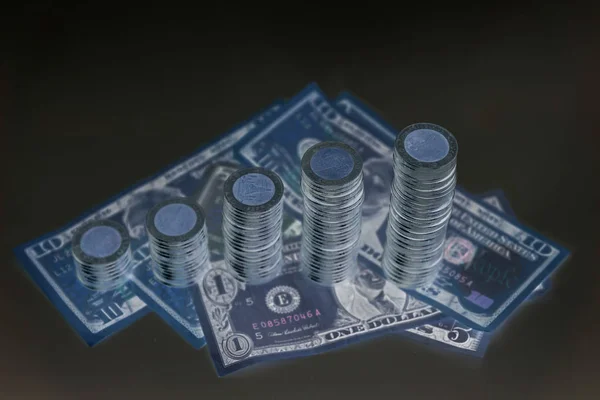 Zwiększenie kolumny monet, stosy monety rozmieszczone jako wykres — Zdjęcie stockowe