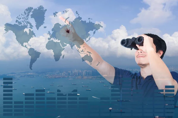 二次曝光的亚洲投资者用双筒望远镜。从空中和金融图上的海景视图上方模糊建筑背景 — 图库照片