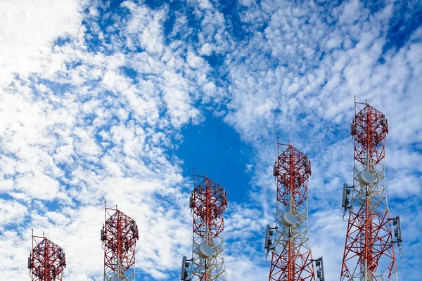 Telecommunicatie torens gerangschikt als een staafdiagram. op duidelijke blauw — Stockfoto