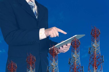 Mavi gökyüzü ve tele tablet kullanarak işadamı çift pozlama