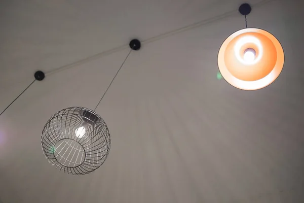 어두운 방에서 얕은 foc에 장비를 조명 하는 현대 천장 램프 — 스톡 사진