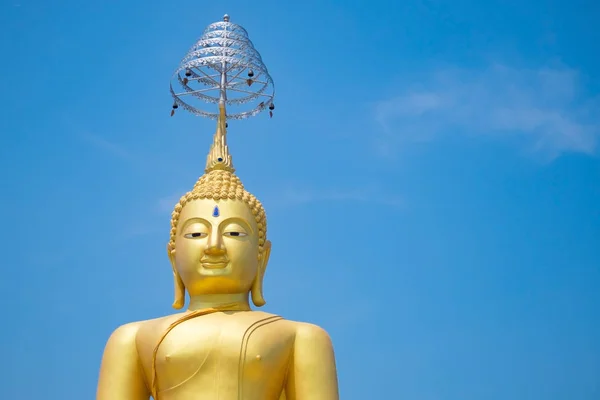 Statua buddha dorata contro il cielo blu . — Foto Stock