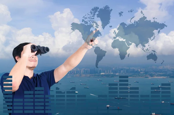 Doble exposición del inversor asiático con prismáticos. Sobre vista al mar — Foto de Stock
