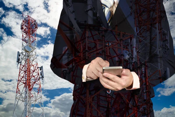 Homme d'affaires travaillant smartphone, avec double exposition ciel bleu te — Photo