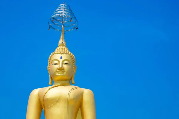 Statua buddha dorata contro il cielo blu . — Foto Stock