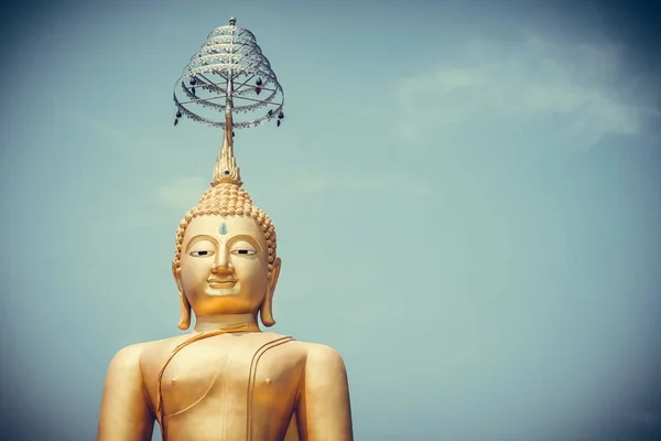 Statua di Buddha dorato contro il cielo blu in tono vintage con vigne — Foto Stock