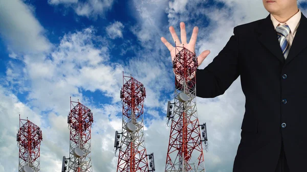 Doble exposición del empresario tocando torre de telecomunicaciones — Foto de Stock