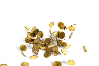 Düşen altın sikke. Beyaz bir arka plan üzerinde para. sığ odak.