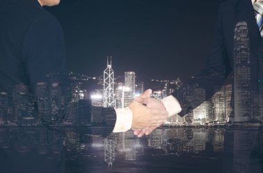 Bulanık şehir arkasında el sallayarak işadamı çift pozlama