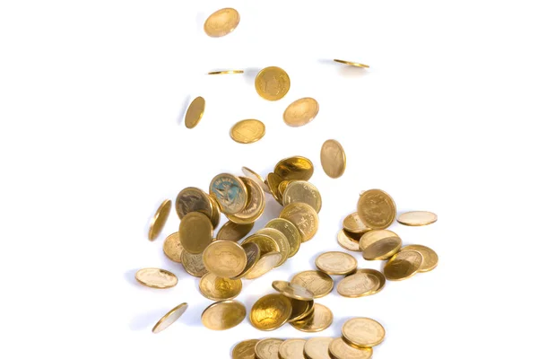 Padající zlaté mince. Peníze na bílém pozadí. mělké zaměření. — Stock fotografie