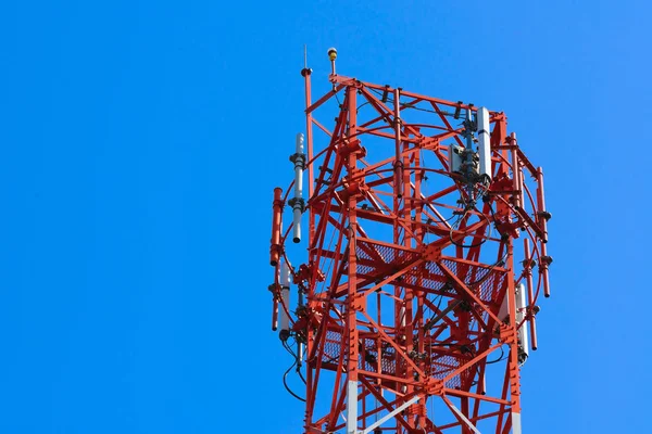 Mobilní telefon komunikační anténa věž s satelitní anténu na — Stock fotografie