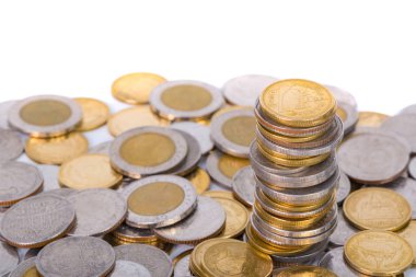 Sütunları sikke, sikke beyaz arka plan üzerinde yığınları