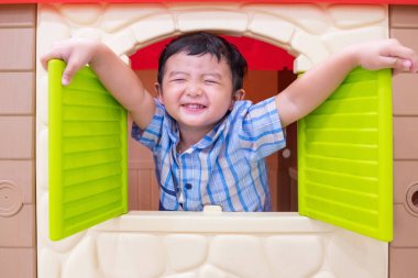 Mutlu Asyalı çocuk çocuk pencere oyuncak evde playgroun oynamaktan