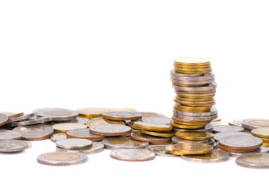 Sütunları sikke, sikke beyaz arka plan üzerinde yığınları