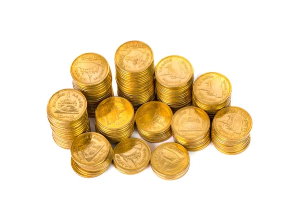 Columnas de monedas de oro, pilas de monedas sobre fondo blanco — Foto de Stock