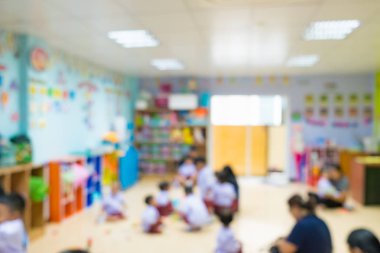Öğrenci, ebeveyn ve öğretmen anaokulu classr içinde görüntü bulanıklığı