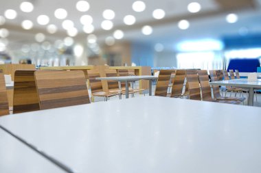 İç beyaz masa ve food court shoppi üzerinde ahşap masa