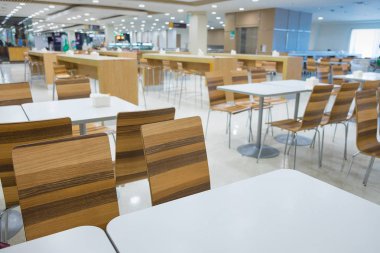 İç beyaz masa ve food court shoppi üzerinde ahşap masa