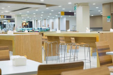 İç beyaz masa ve food court shoppi üzerinde ahşap masa