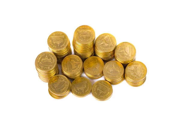 금화, 흰색 바탕에 동전의 더미의 열 — 스톡 사진