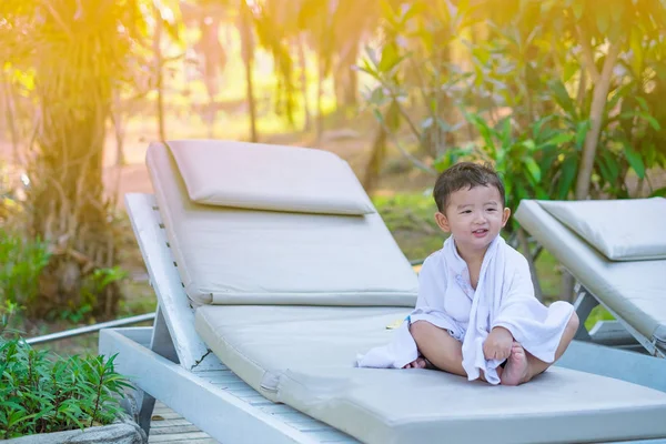 Asiatique garçon avec serviette blanche reposant sur une chaise longue ou soleil — Photo