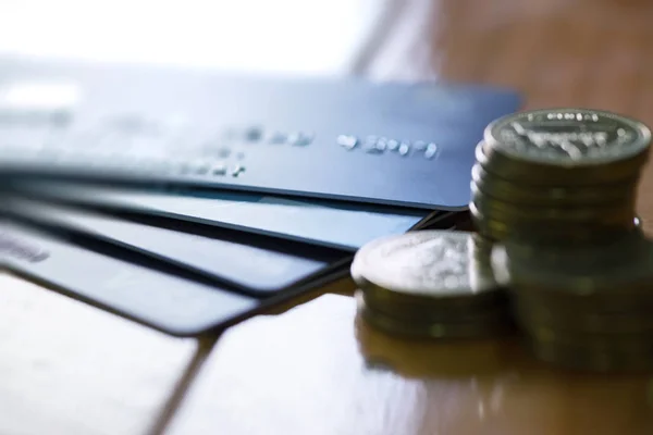 Cartão de crédito, moedas e dinheiro na mesa. foco superficial, t macio — Fotografia de Stock