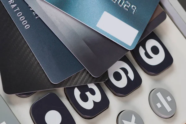 Carte de crédit, pièces de monnaie et argent sur la table. foyer peu profond, doux t — Photo