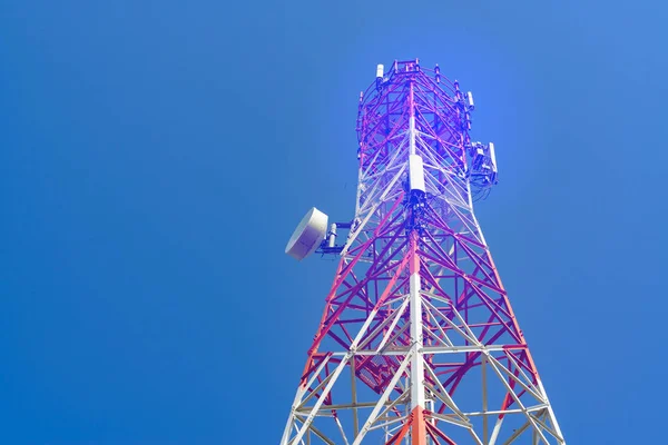 携帯電話通信アンテナ タワーの衛星放送受信アンテナ — ストック写真