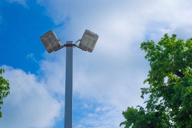 Mavi gökyüzü arka plan ve ağaç ile lamba sonrası Elektrik Sanayi