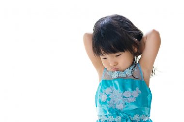 Beyaz arka plan üzerinde izole mavi elbiseli kız Asya bebek.