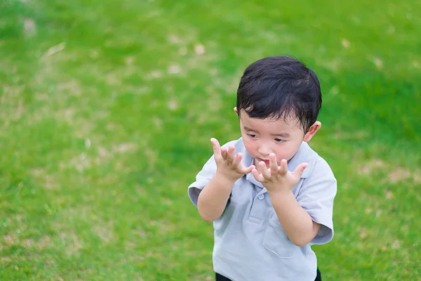 Little Asian kid at the playground under the sunlight, shallow D — Stock Photo, Image